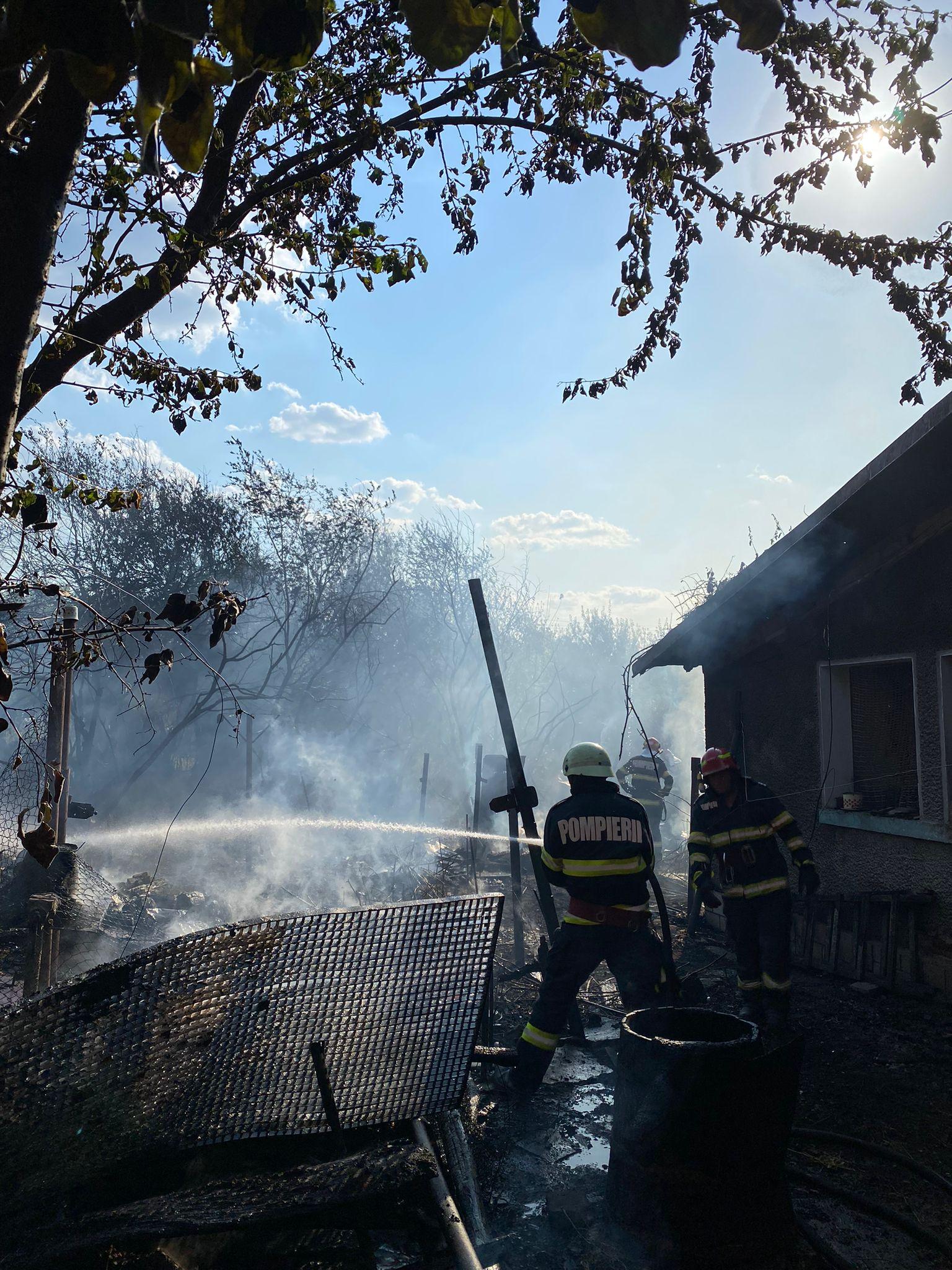 Bărbat ars la mâini, după ce un incendiu de vegetaţie a ajuns până la gospodăria sa, în Prahova. O ţigară aruncată pe jos a aprins focul