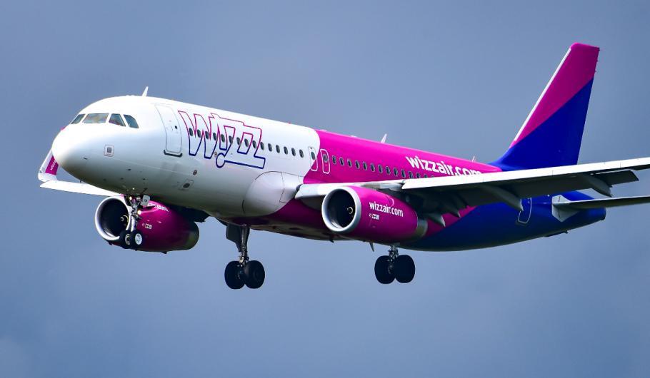 Coşmar pentru românii care voiau să se întoarcă în ţară de la Londra, cu WizzAir: au stat 4 ore în avion, apoi zborul a fost anulat. Au decolat după 20 de ore