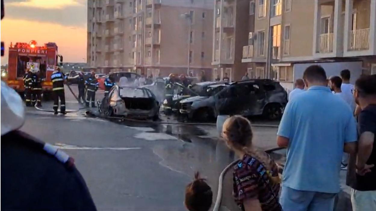 Incendiu violent într-un complex rezidenţial din Bucureşti. O maşină a luat foc în mers, iar şoferul a oprit lângă 3 vehicule parcate. Toate 4 s-au făcut scrum