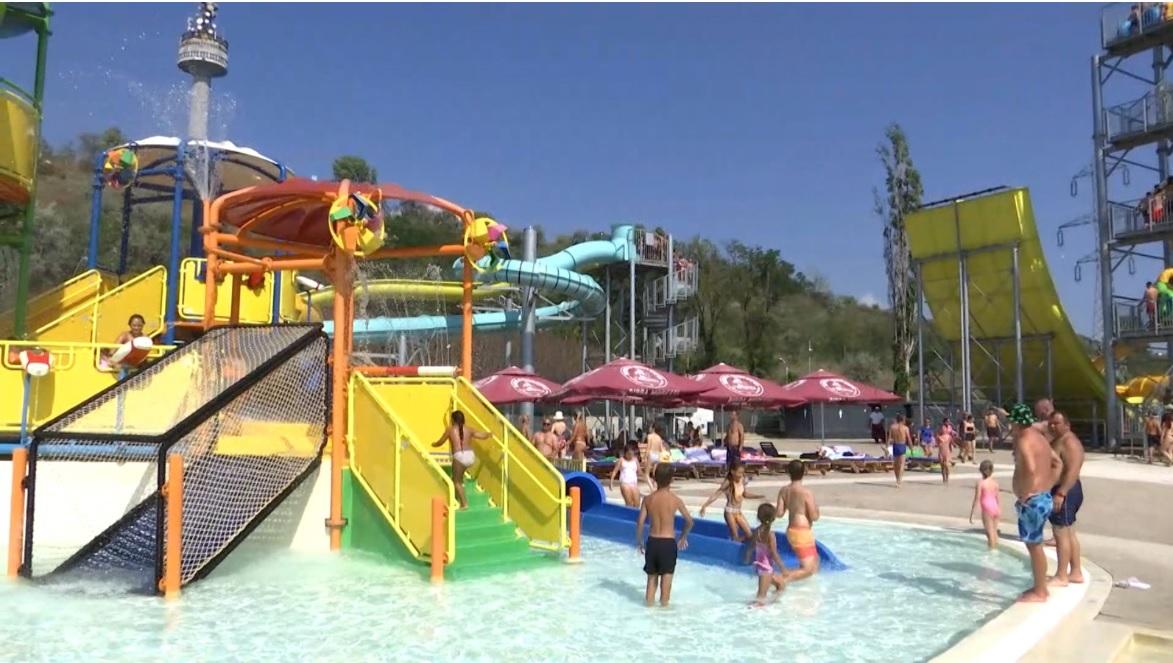 O fetiţă de 8 ani, la un pas de moarte la un ştrand din Galaţi. Bunica a scăpat-o pentru câteva secunde din privire şi copila se putea îneca