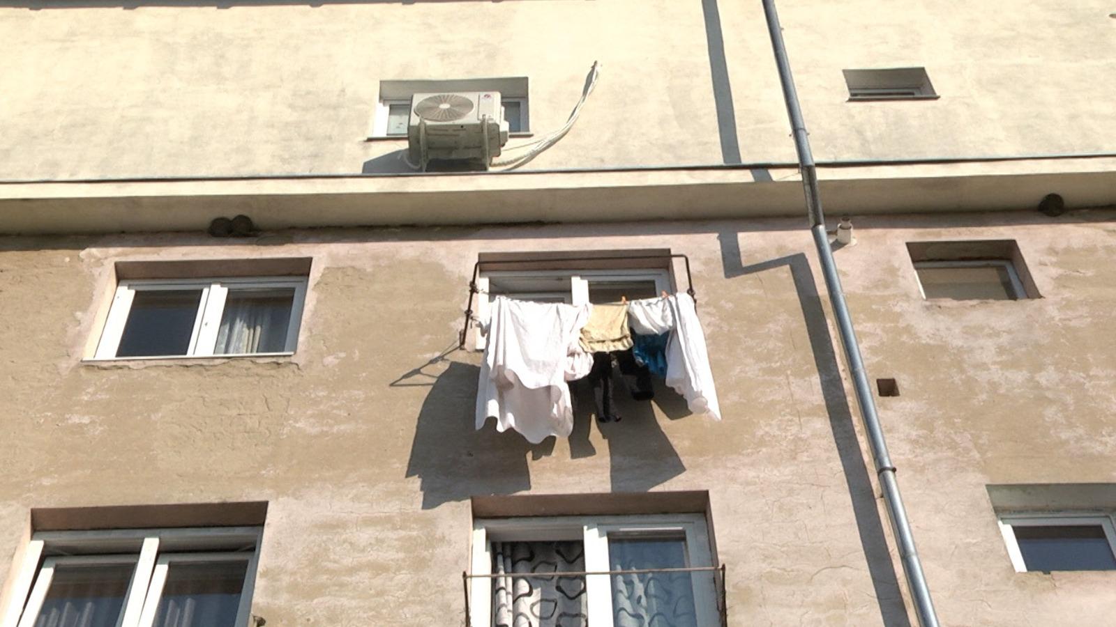 Un copilaș de 2 ani a supraviețuit ca prin minune, după ce a căzut de la etajul 4 al unui bloc din Sibiu. Mama nu a vrut să sune la 112