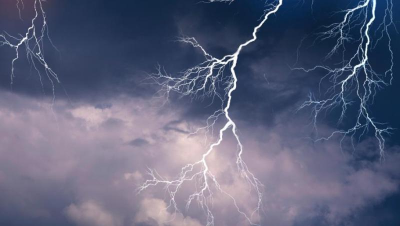 Vijelii, ploi torenţiale, descărcări electrice şi grindină, în jumătate de ţară, până joi dimineaţa. Judeţele afectate