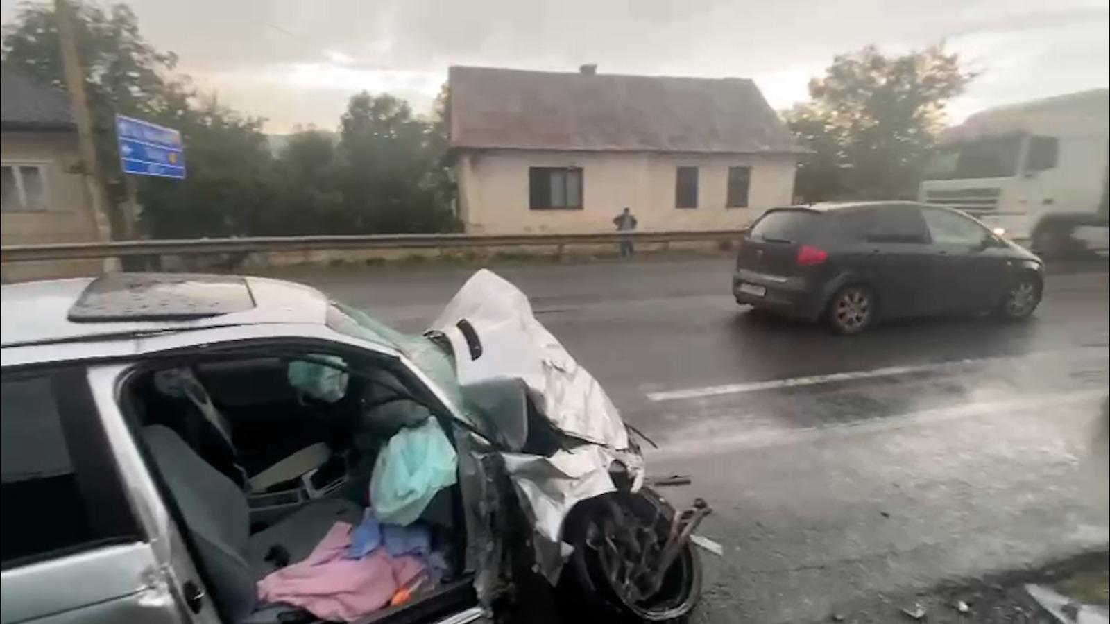 Opt răniţi, între care trei copii, după un impact de groază între două maşini, în Cluj. Şoferul care a provocat accidentul nu avea permis