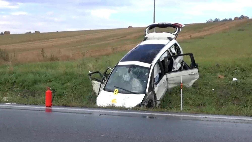 Un român de 29 de ani şi-a găsit sfârşitul pe o şosea din Slovacia. Alţi 6 răniţi, după un impact devastator între o maşina şi un autocar