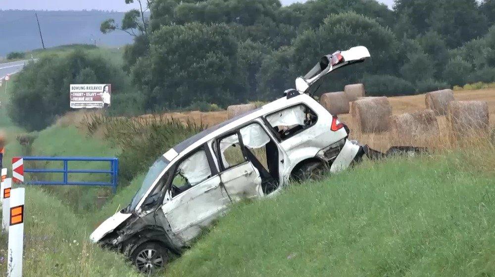 Un român de 29 de ani şi-a găsit sfârşitul pe o şosea din Slovacia. Alţi 6 răniţi, după un impact devastator între o maşina şi un autocar