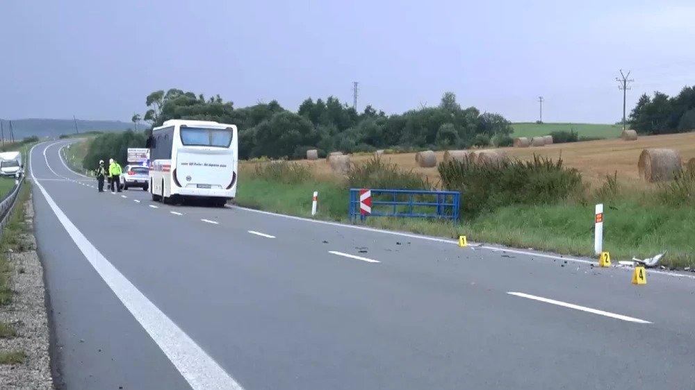 Un român de 29 de ani şi-a găsit sfârşitul pe o şosea din Slovacia. Alţi 6 răniţi, după un impact devastator între o maşina şi un autocar