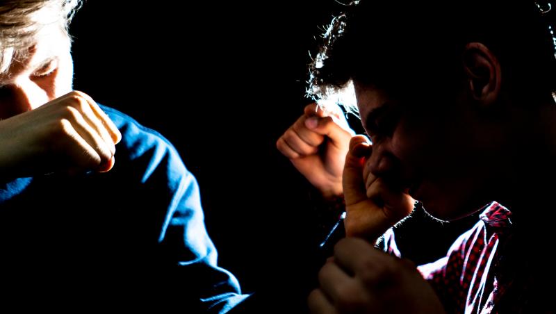 Scandal monstru într-un local din Hunedoara. Un bărbat a fost atacat cu o macetă şi spray lacrimogen: agresorul, trimis în judecată