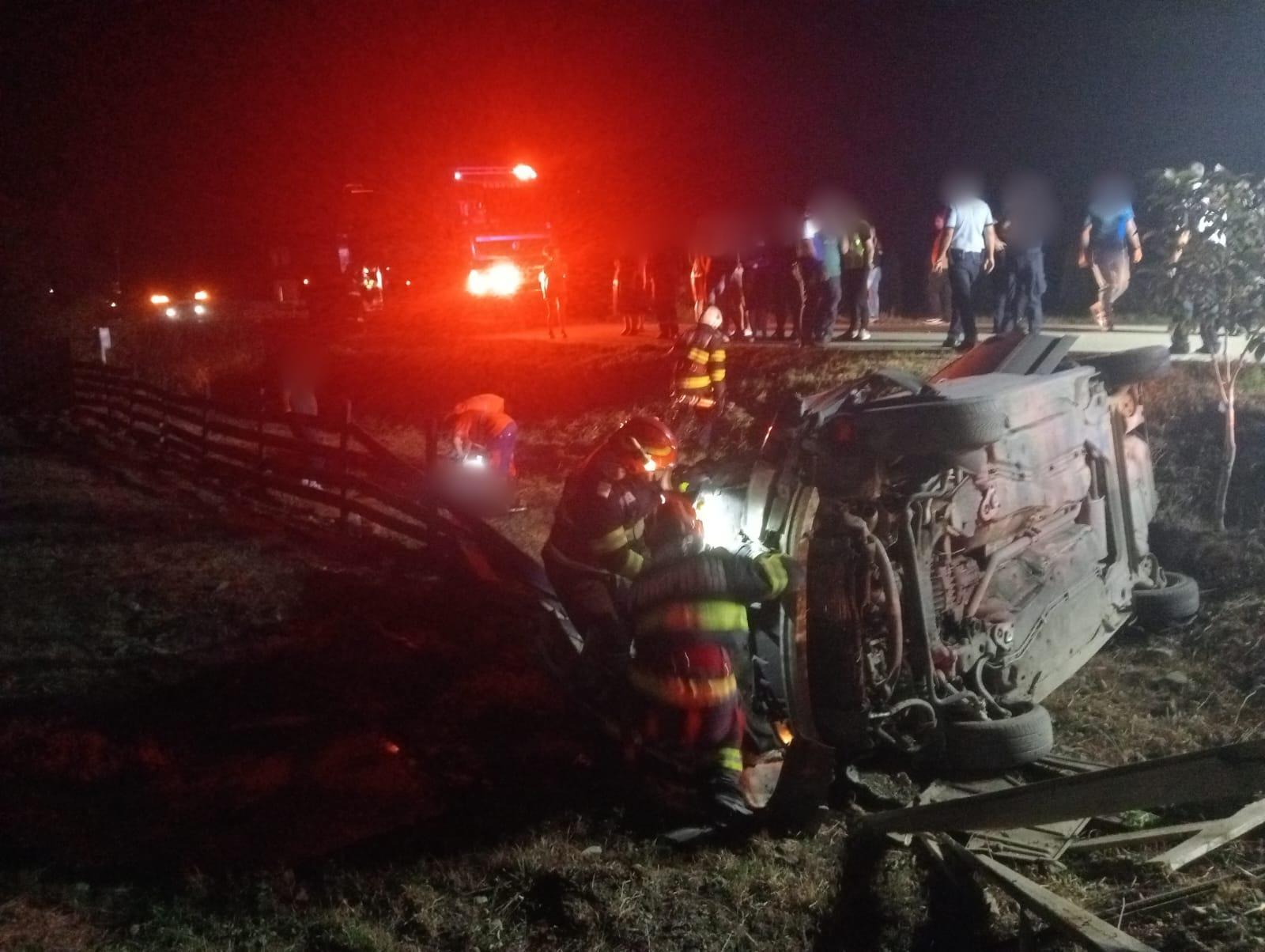 Bărbat de 57 de ani, mort într-un accident tragic, la Suceava. Maşina lui s-a răsturnat în câmp, după ce s-a izbit puternic de un alt autovehicul