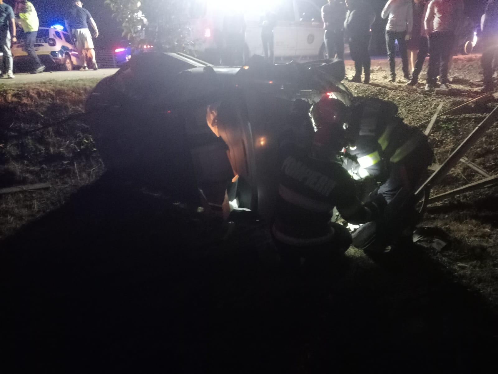 Bărbat de 57 de ani, mort într-un accident tragic, la Suceava. Maşina lui s-a răsturnat în câmp, după ce s-a izbit puternic de un alt autovehicul