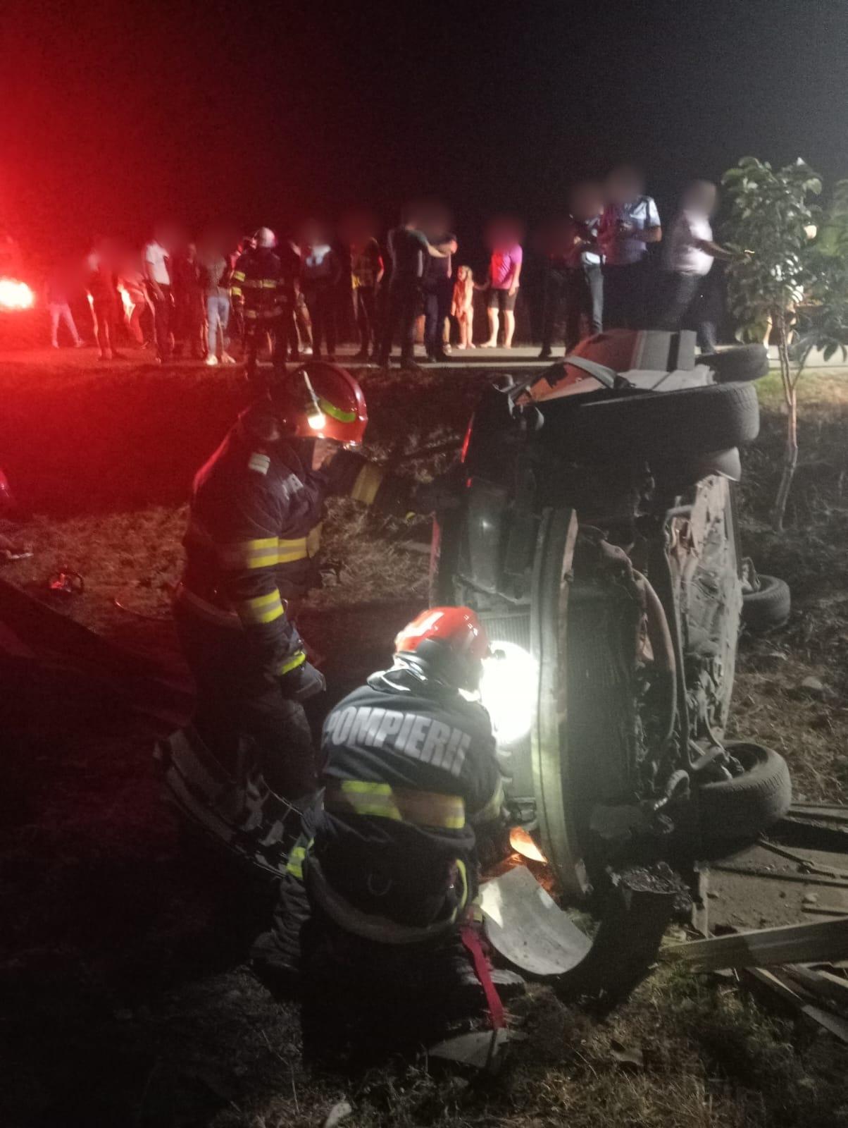 Bărbat de 57 de ani, mort într-un accident tragic, la Suceava. Maşina lui s-a răsturnat în câmp, după ce s-a izbit puternic de un alt autovehicul