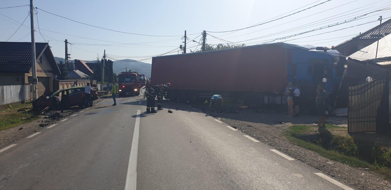 Bărbat mort, după ce a pierdut controlul volanului şi a intrat într-un TIR, pe contrasens. Accident mortal într-o localitate din Neamţ
