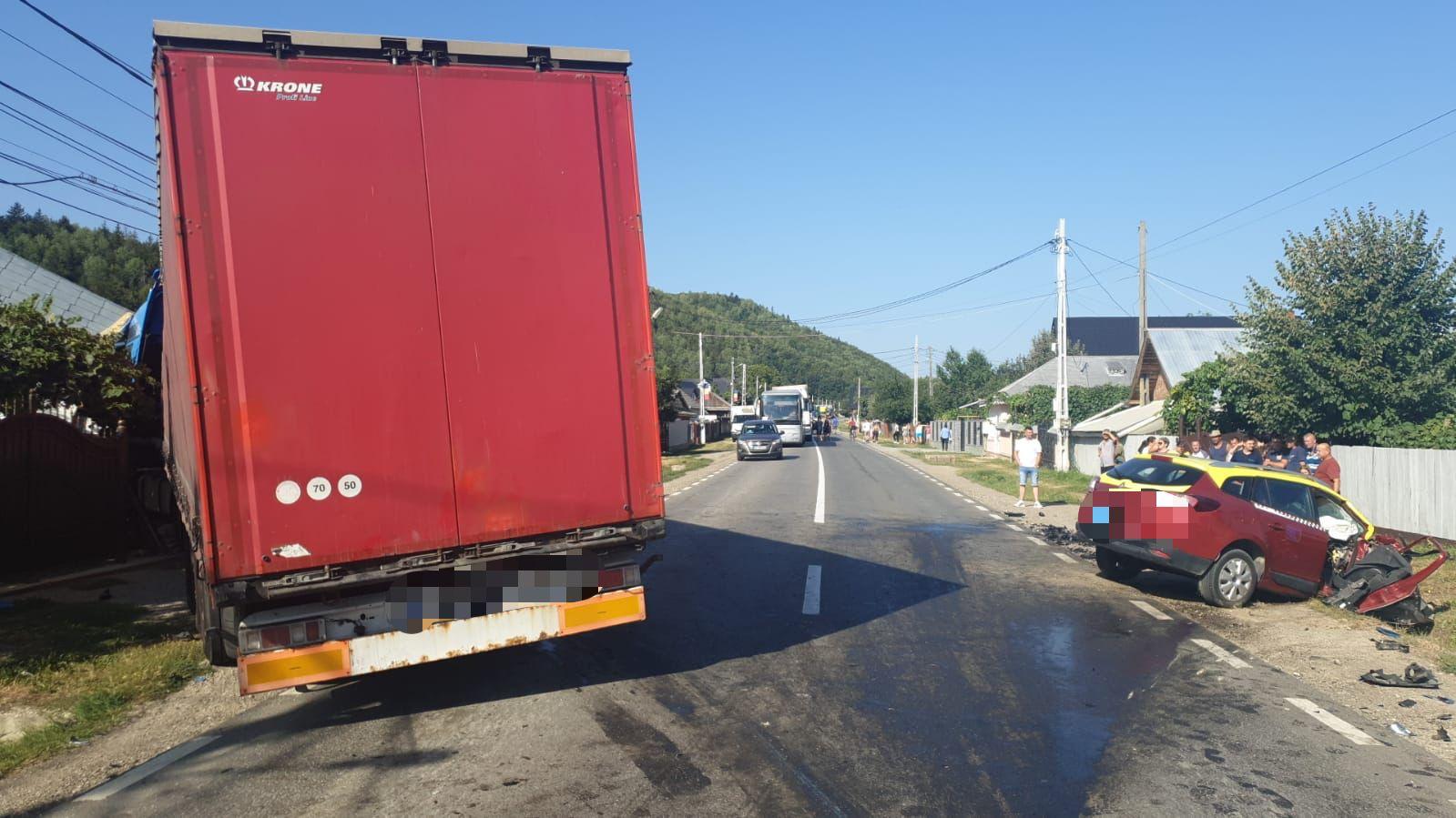Bărbat mort, după ce a pierdut controlul volanului şi a intrat într-un TIR, pe contrasens. Accident mortal într-o localitate din Neamţ