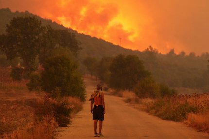 Cel mai mare incendiu înregistrat vreodată în UE a scăpat de sub control în Grecia. A ars o zonă cât New Yorkul de mare