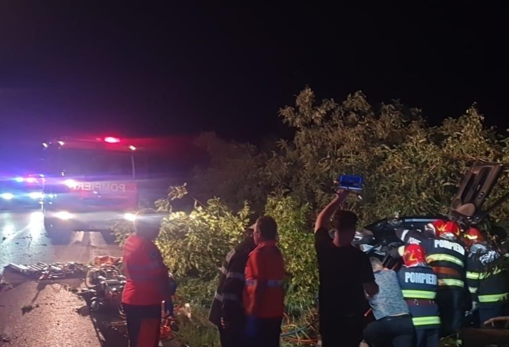 Doi fraţi, de 18 şi 20 de ani, conduşi spre moarte pe DN 15D în Crăieşti. S-au răsturnat cu maşina, după ce au pierdut controlul şi au lovit un copac