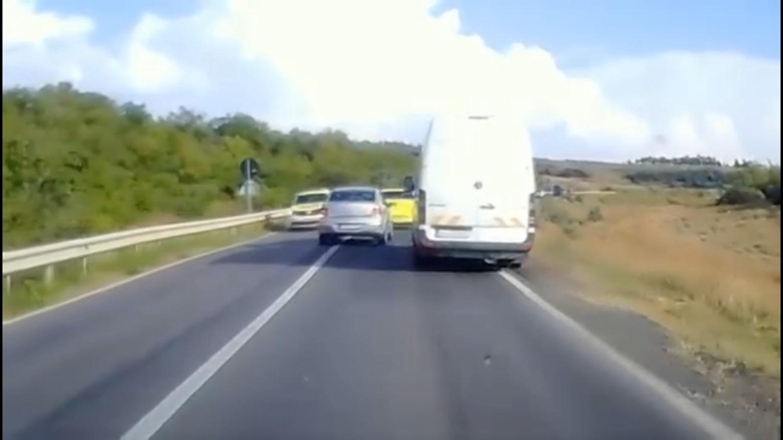 Depăşire inconştientă, filmată în Iaşi. Şofer, la un pas de moarte după ce a evitat milimetric maşina care venea pe contrasens