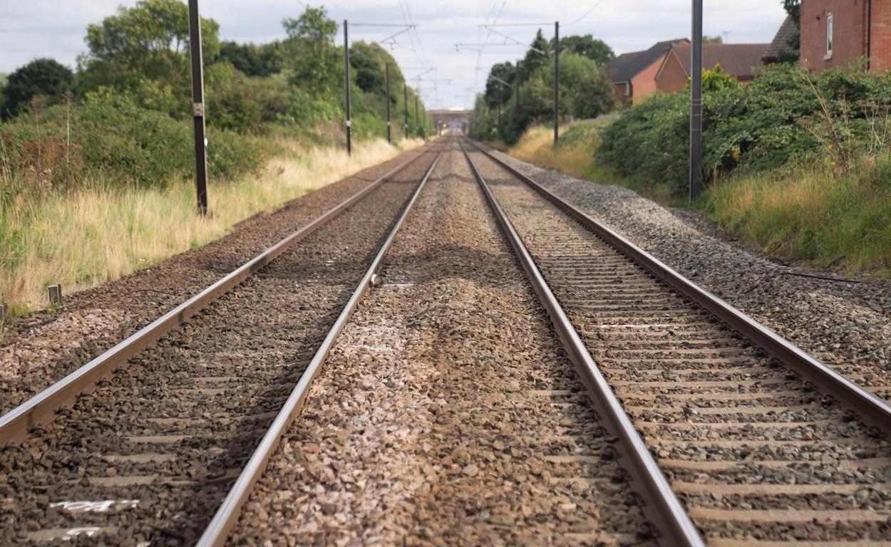 Erou până la moarte. Un poliţist din UK şi-a dat viaţa pentru a salva un tânăr, aflat pe şine în faţa unui tren: "A făcut sacrificiul suprem"