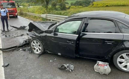 Şoferul a murit în accident, o tânără a ajuns la spital