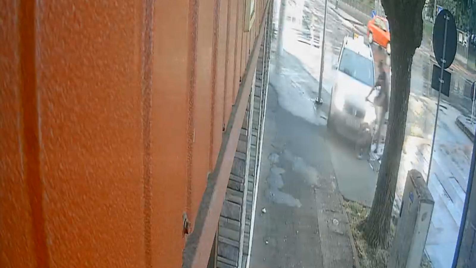 Biciclist, acroşat de un taximetrist în timp ce traversa trecerea pe culoarea roşie. Maşina a intrat într-o clădire în urma impactului
