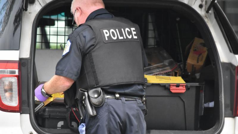 Echipă de televiziune din Chicago, jefuită în timp ce relata despre o serie de jafuri. Jurnaliştii, ameninţaţi cu arma