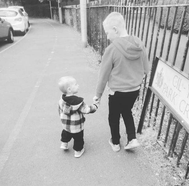 Băieţel de 10 ani, erou peste noapte. S-a luptat cu un câine şi l-a salvat pe frăţiorul său de 2 ani din colţii animalului, în UK