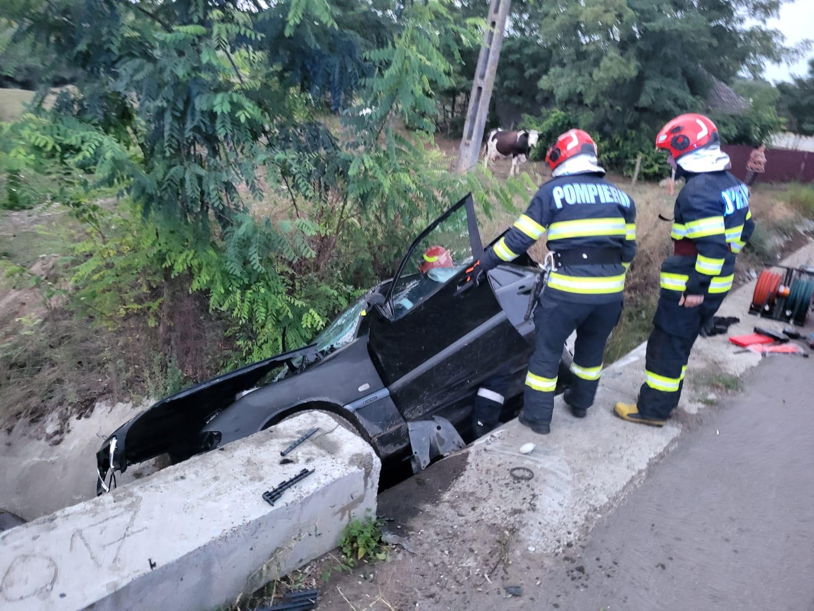 Copilaș de 1 an și 2 bărbați, morți după ce mașina în care se aflau s-a răsturnat într-un şanţ, în Botoșani. Un băiețel de 10 ani a scăpat din ghearele morții