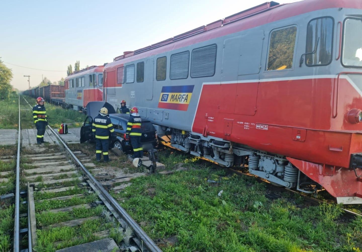 Accident feroviar mortal în Suceava. O femeie a murit, după ce o maşină a fost spulberată de tren. Victima a ajuns sub roţile locomotivei