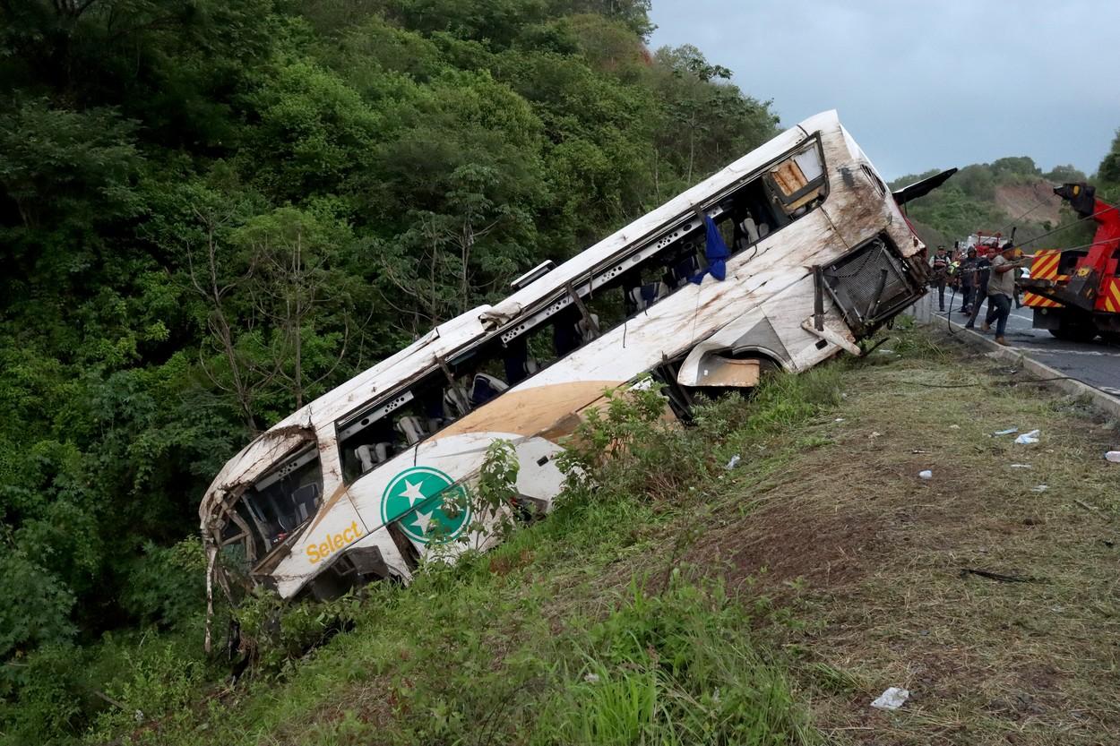 Un autobuz plin cu pasageri a plonjat într-o râpă în Mexic. 18 migranţi care se mergeau în SUA au murit iar alţi 20 sunt răniţi