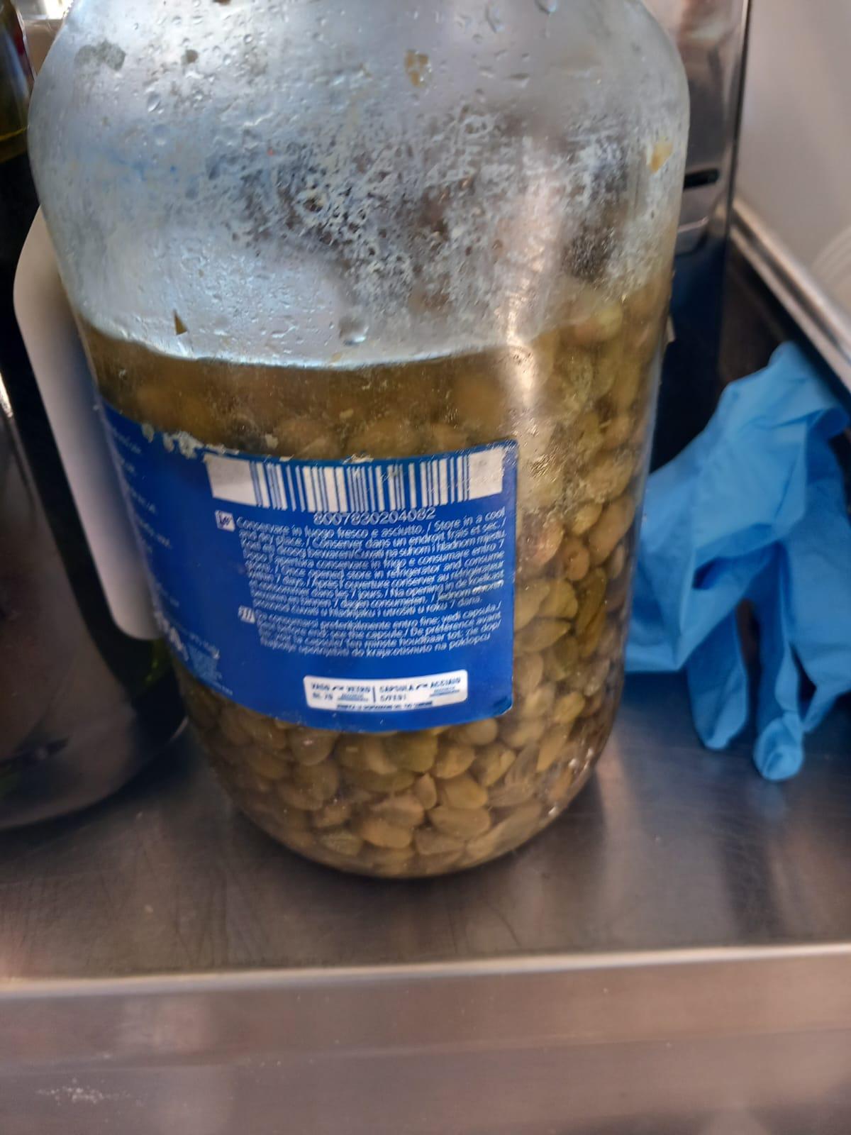 Restaurant din Constanţa, amendat după ce vindea preparate expirate şi fura clienţii la cântar. Localul nu avea nici autorizaţie de funcţionare