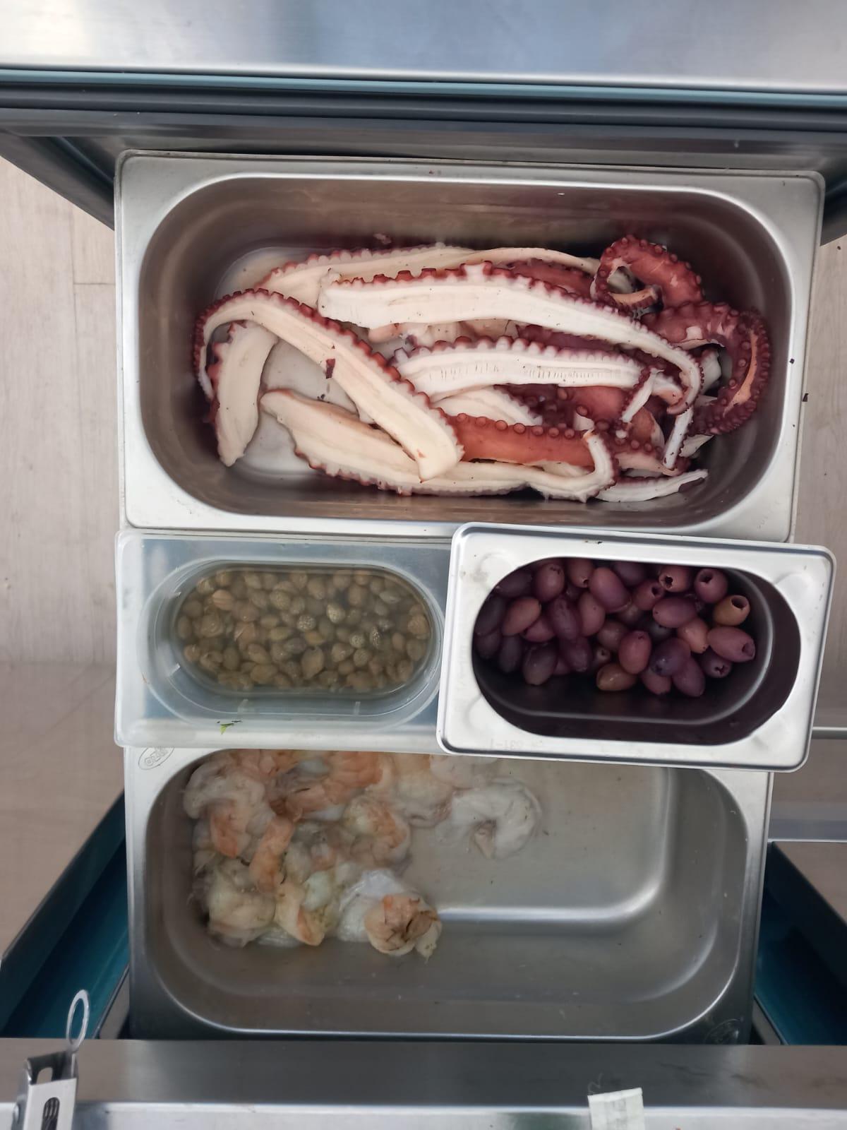 Restaurant din Constanţa, amendat după ce vindea preparate expirate şi fura clienţii la cântar. Localul nu avea nici autorizaţie de funcţionare