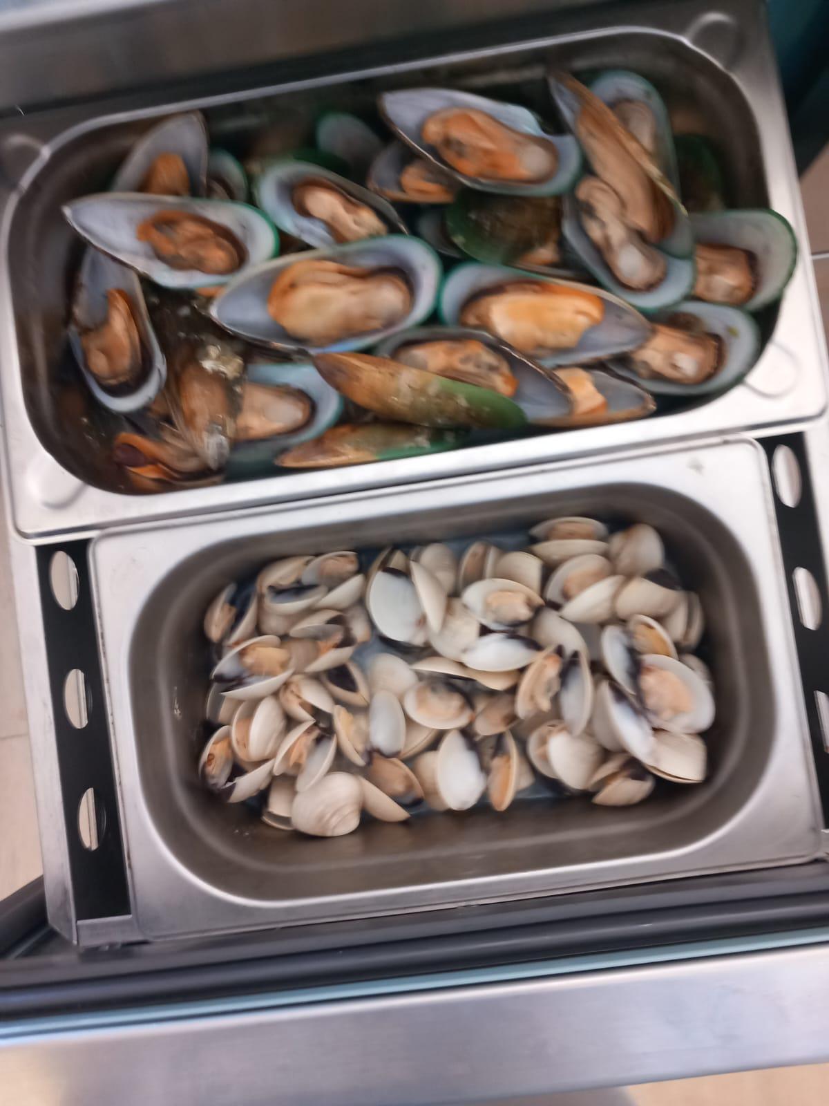 Restaurant din Constanţa, amendat după ce vindea preparate expirate şi fura clienţii la cântar. Localul nu avea nici autorizaţie de funcţionare