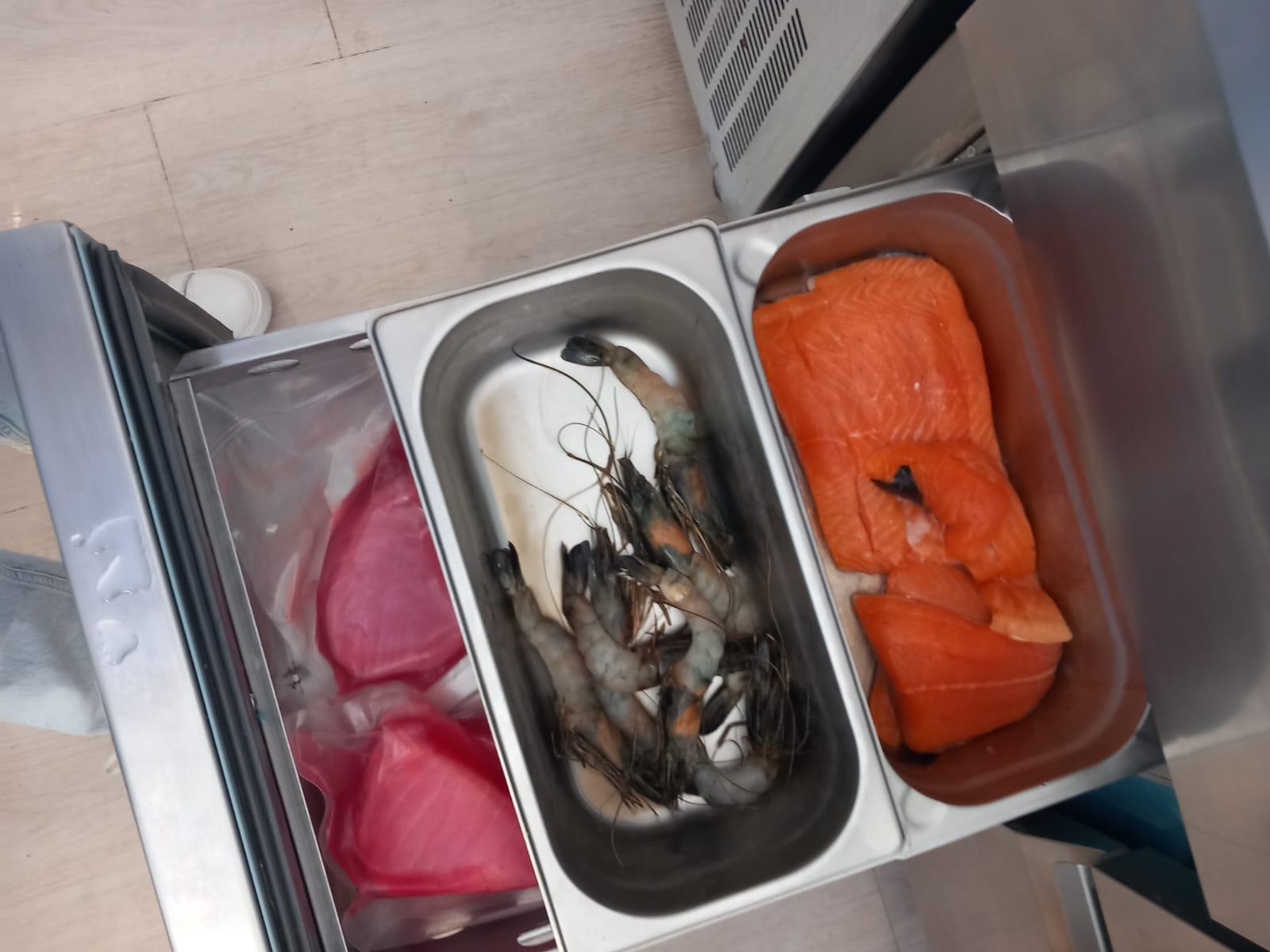 Restaurant din Constanţa, amendat după ce vindea preparate expirate şi fura clienţii la cântar. Localul nu avea nici autorizaţie de funcţionare