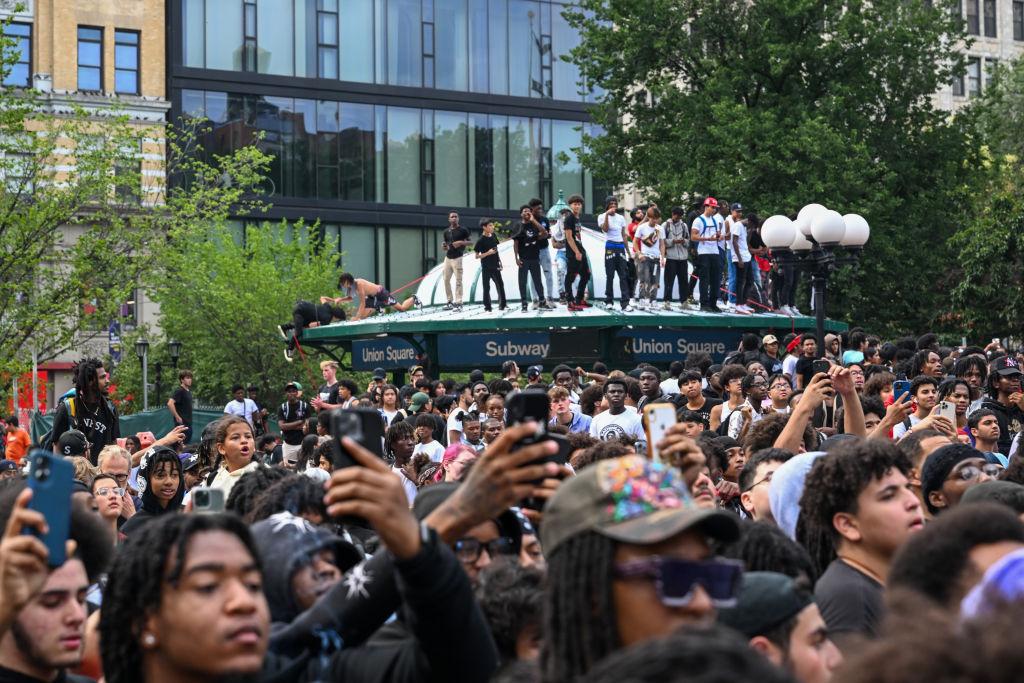 Isterie în New York. Mii de tineri pregătiţi cu topoare au aruncat cu artificii în oameni, după ce un influencer a vrut să ofere sute de Playstation 5