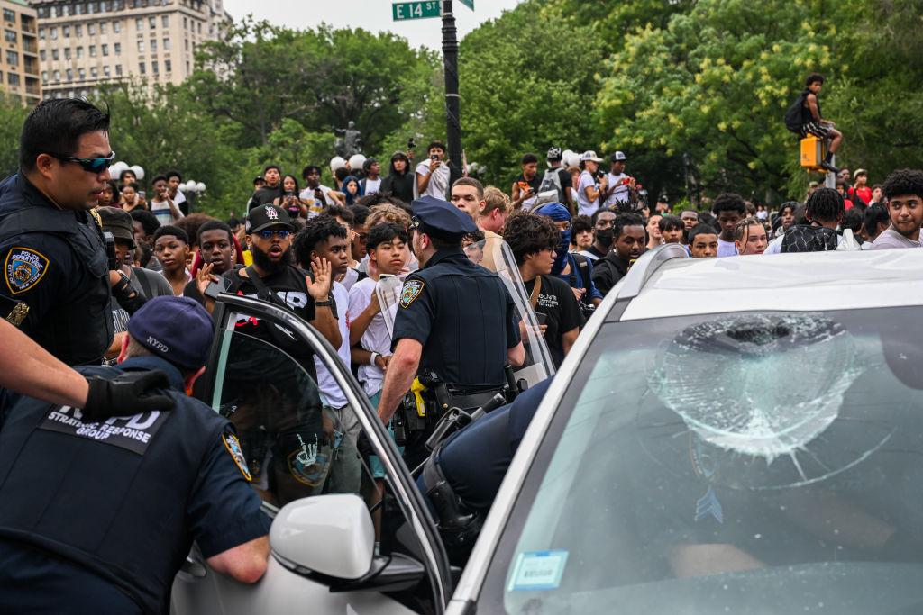 Isterie în New York. Mii de tineri pregătiţi cu topoare au aruncat cu artificii în oameni, după ce un influencer a vrut să ofere sute de Playstation 5