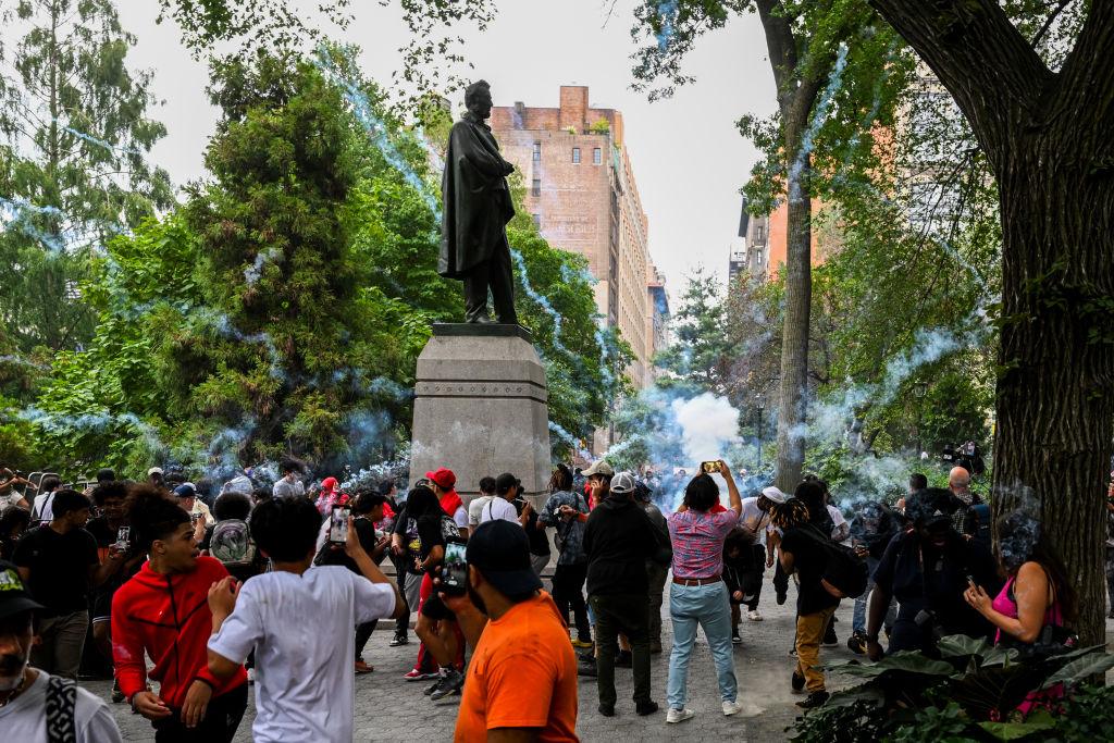 Isterie în New York. Mii de tineri pregătiţi cu topoare au aruncat cu artificii în oameni, după ce un influencer a vrut să ofere sute de Playstation 5