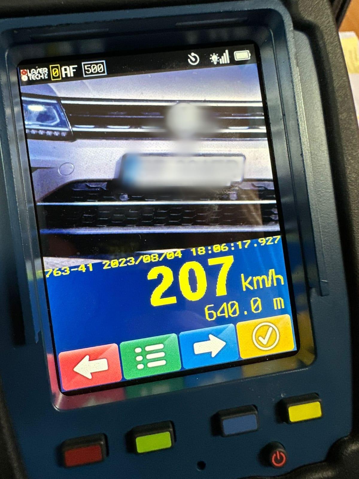 Teribilism pe A3. Doi şoferi au gonit pe autostradă fără să mai ţină cont de limită, depăşind viteza cu peste 70 de km/oră