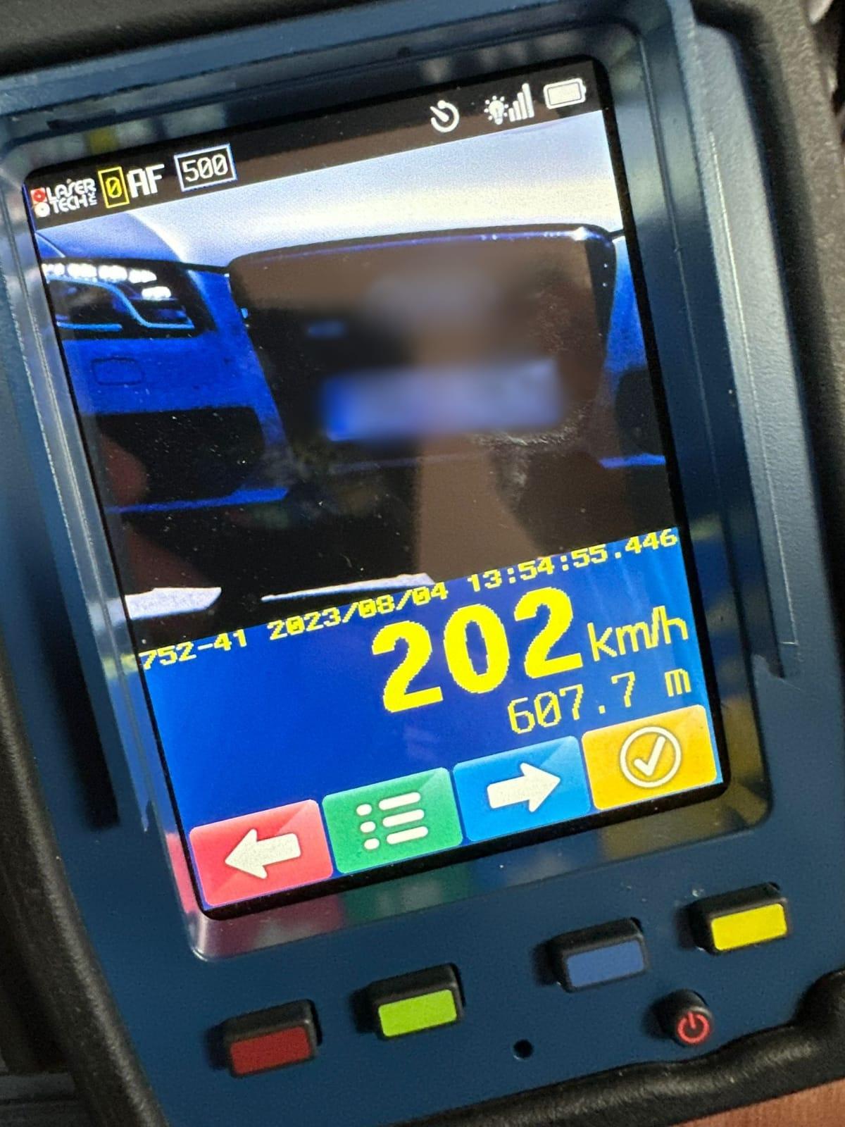 Teribilism pe A3. Doi şoferi au gonit pe autostradă fără să mai ţină cont de limită, depăşind viteza cu peste 70 de km/oră