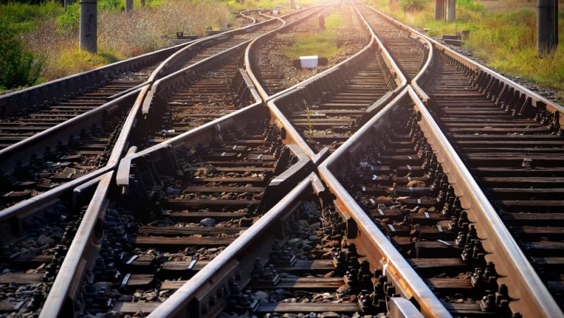 Un bărbat din Arad a vrut să o ucidă pe soţia şefului său, după ce acesta l-a concendiat. A ales apoi să se arunce în faţa trenului