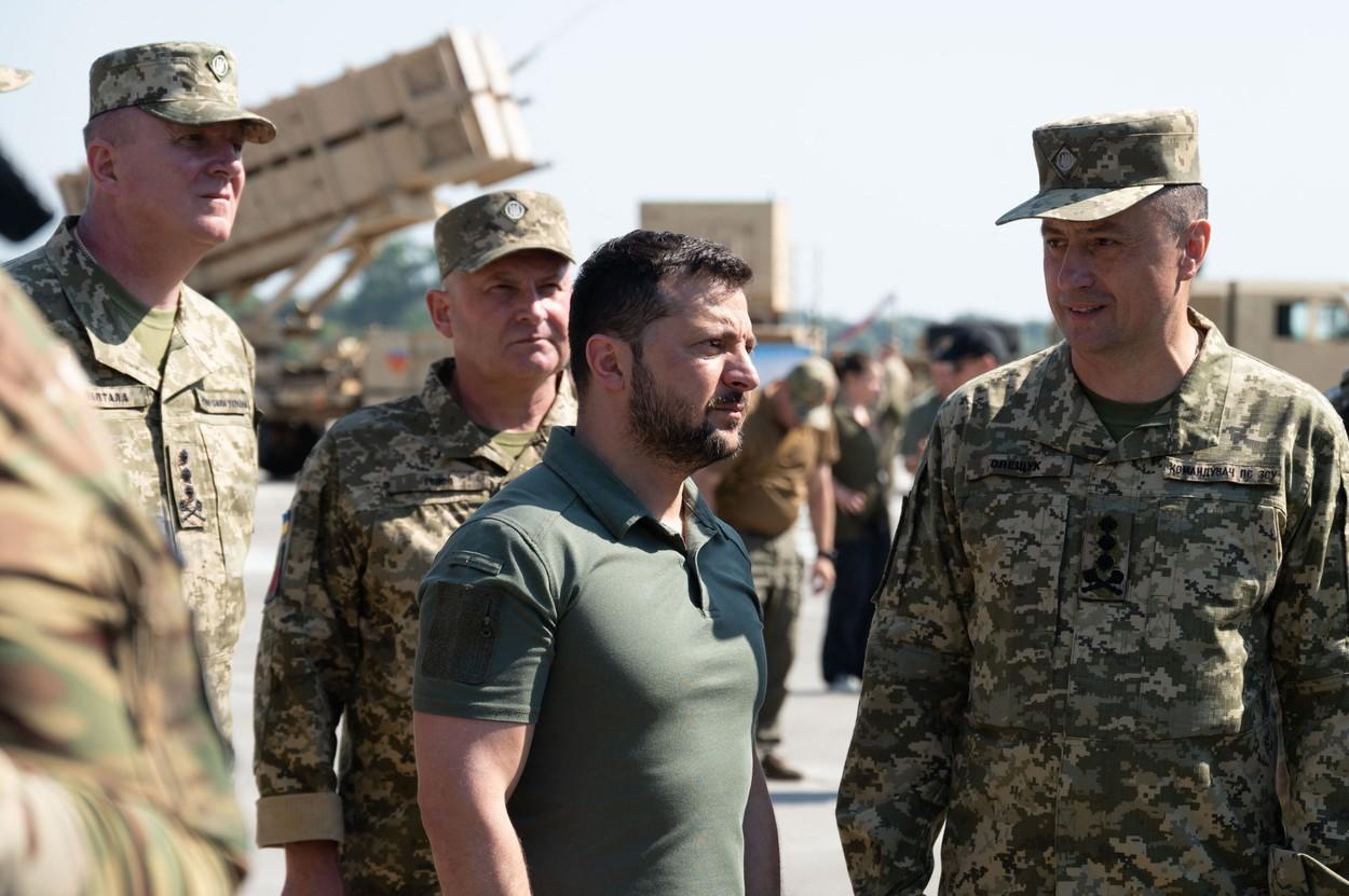 Zelenski a pilotat un F-16 în simulator şi a doborât un bombardier rusesc Tu-95