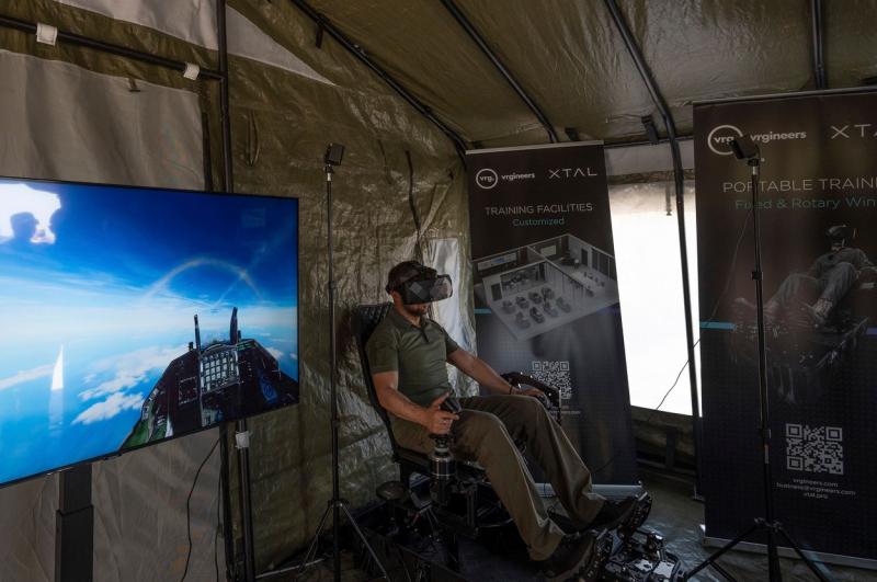 Zelenski a pilotat un F-16 în simulator şi a doborât un bombardier rusesc Tu-95 Zelenski a pilotat un F-16 în simulator şi a doborât un bombardier rusesc Tu-95