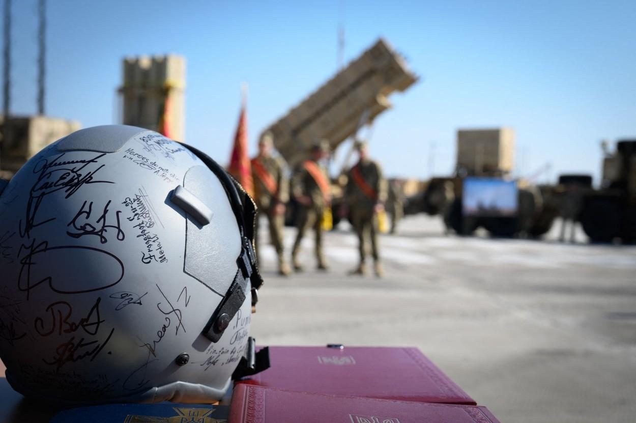 Zelenski a pilotat un F-16 în simulator şi a doborât un bombardier rusesc Tu-95