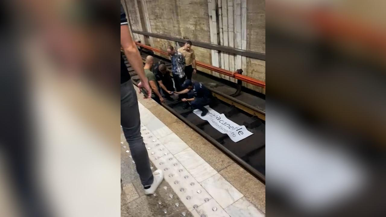 "Opriţi păcănelele!". Un bărbat s-a legat cu cătuşe de şinele de metrou, la Piaţa Unirii