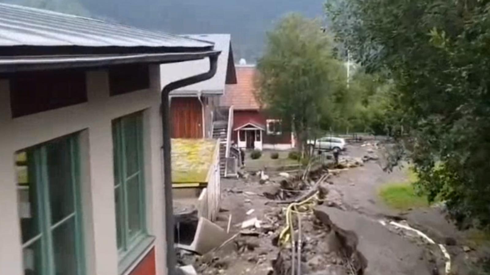 Mii de pompieri se luptă cu incendiile de vegetaţie din Spania şi Portugalia. Localnicii au făcut un zid uman şi i-au ajutat să care apă