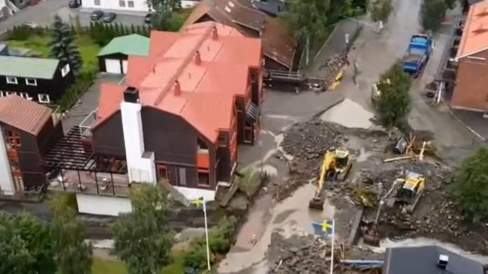 Mii de pompieri se luptă cu incendiile de vegetaţie din Spania şi Portugalia. Localnicii au făcut un zid uman şi i-au ajutat să care apă