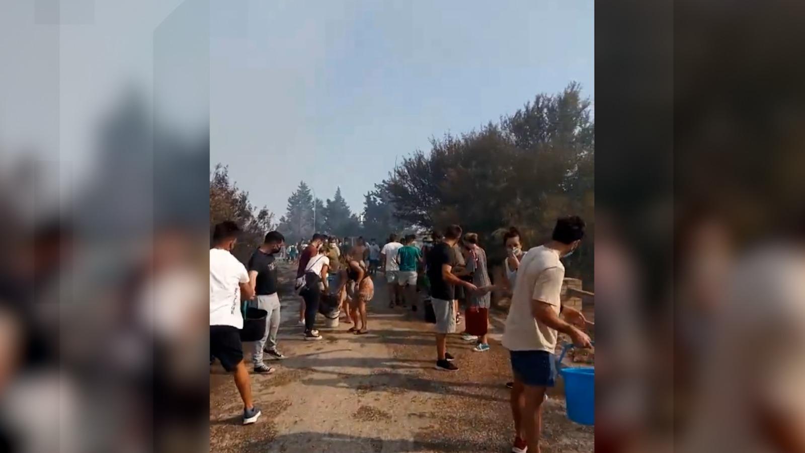 Mii de pompieri se luptă cu incendiile de vegetaţie din Spania şi Portugalia. Localnicii au făcut un zid uman şi i-au ajutat să care apă