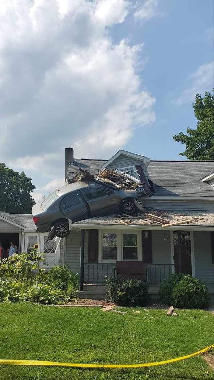 Accident bizar, în SUA. Un tânăr de 20 de ani a „zburat” cu mașina și s-a înfipt în mod intenționat în etajul doi al unei case