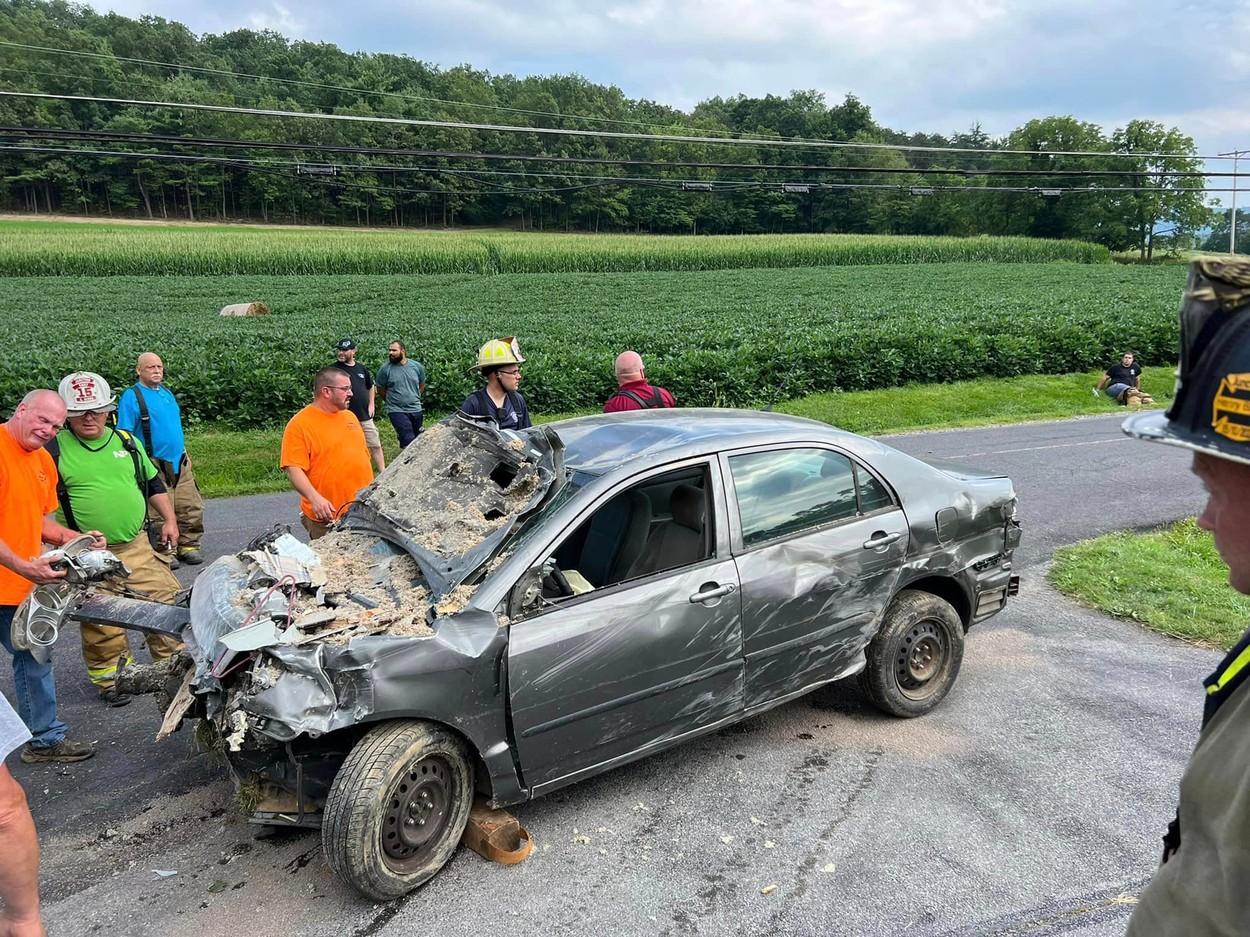 Accident bizar, în SUA. Un tânăr de 20 de ani a „zburat” cu mașina și s-a înfipt în mod intenționat în etajul doi al unei case