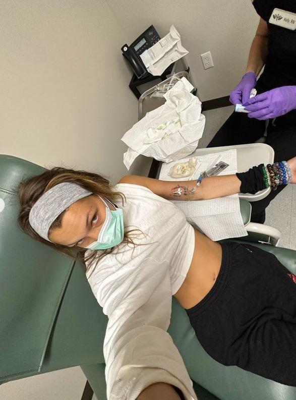 Bella Hadid luptă de 15 ani cu boala Lyme