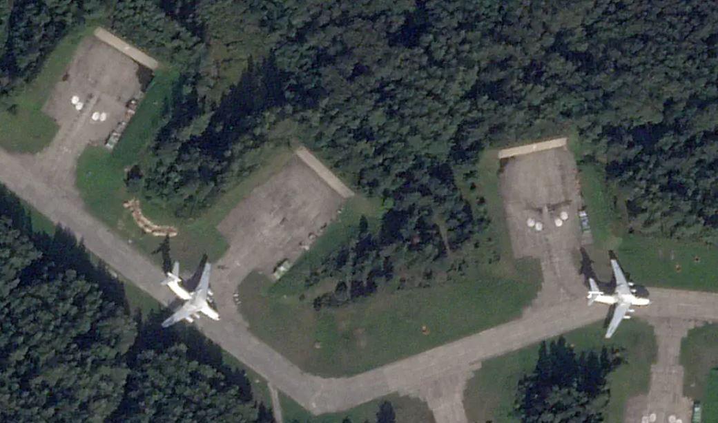 Momentul în care un roi de drone ucrainene distruge 4 avioane Il-76. Ruşii nici nu au ştiut de unde a venit atacul Budanov: "Lucrăm de pe teritoriul Rusiei"