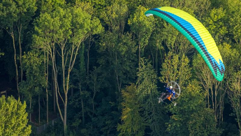 Adrenalina l-a dus la un pas de tragedie. Un bărbat s-a rănit în timpul unei aterizări cu parapanta, într-o localitate din Argeş. A fost preluat cu un elicopter SMURD
