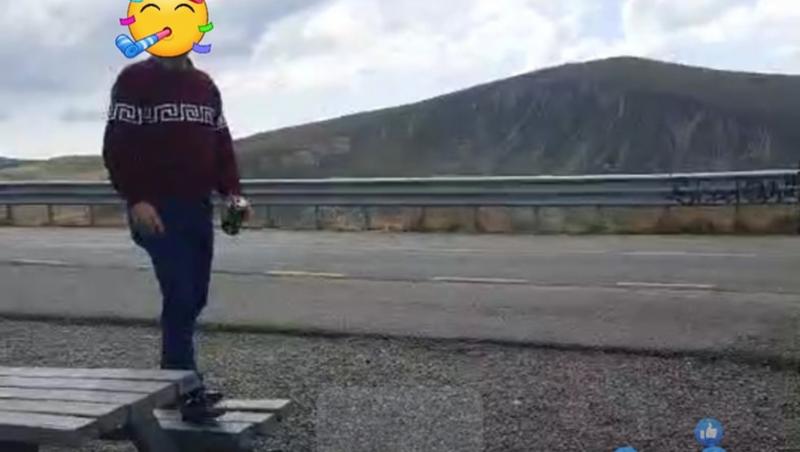 "Făcea hora pe bancă!" Indignare după ce un turist s-a filmat dansând la un popas de pe Transalpina, în aplauzele celor din jur. DRDP: "Cei înjurați suntem noi"